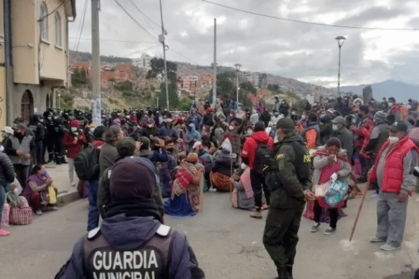Alcaldía de La Paz denuncia que comerciantes de Alasitas defienden con palos asentamiento ilegales