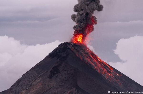 Volcán de Fuego registra hasta once erupciones por hora
