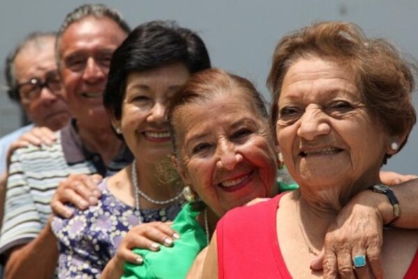 Aliados del cerebro: 8 alimentos clave para una mente activa después de los 60