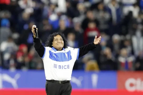 Adrián Chauque Boliviano que hace historia: primer artista en cantar en el nuevo estadio de la U Católica