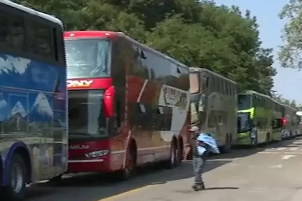 Escasez de diésel complica salidas de buses durante el doble feriado en Bolivia