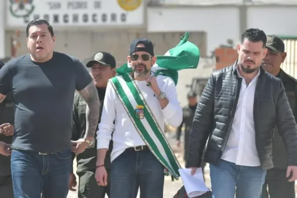 Camacho libre: con bandera y banda, el gobernador cruceño sale de Chonchocoro tras casi tres años