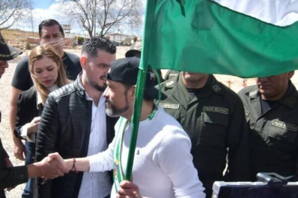 Al salir de Chonchocoro, Camacho se despidió de los policías y se llevó un poco de tierra