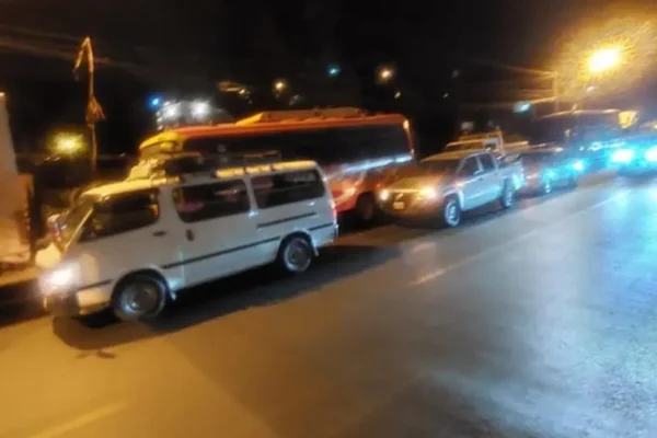 Choferes duermen en filas por falta de diésel: estrés, hambre y pérdidas económicas