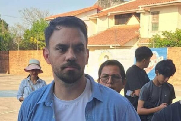 Eduardo Del Castillo vota en Santa Cruz y anuncia control de votos con aplicación interna