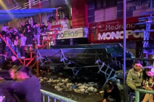 Pánico en Urkupiña: gradería colapsa y deja heridos en plena entrada folklórica
