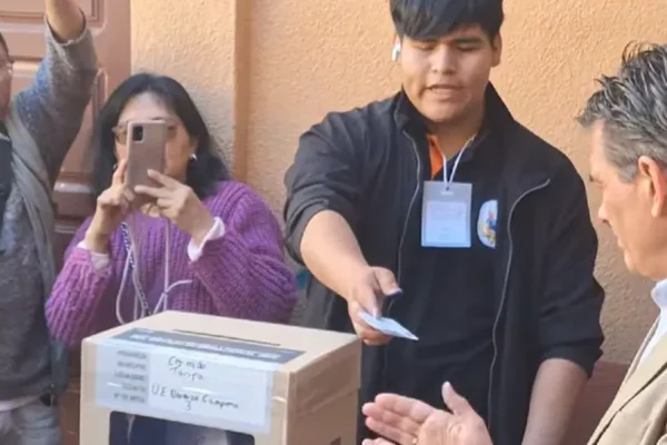 Rodrigo Paz vota en Tarija y llama a los bolivianos a cuidar su voto