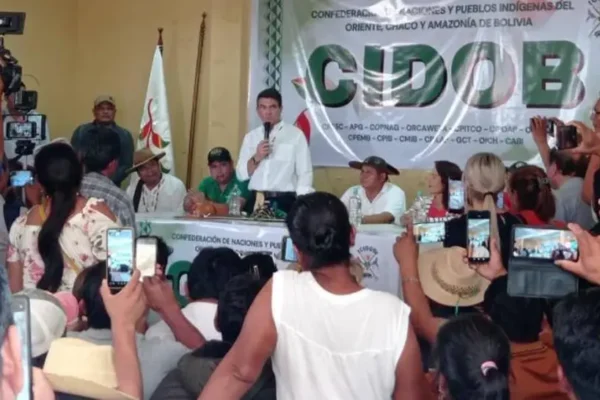 Rodrigo Paz firma acuerdo con indígenas y busca alianza con alcaldes del MAS en Santa Cruz