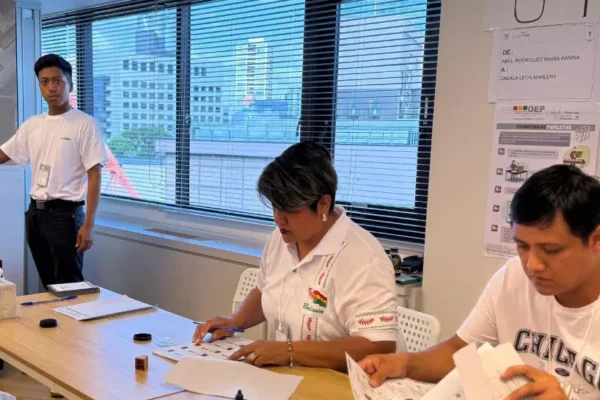 Arranca la votación: bolivianos en Tokio son los primeros en sufragar en las elecciones generales 2025