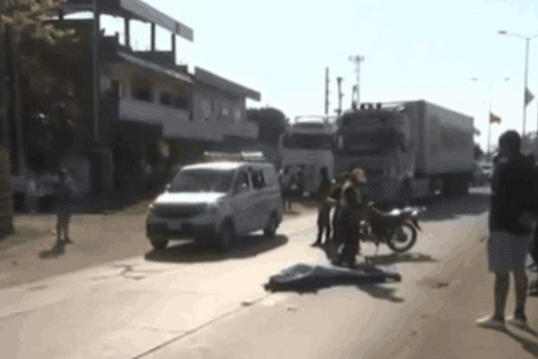Tragedia en ruta a Cotoca: motociclista muere al proteger a dos menores