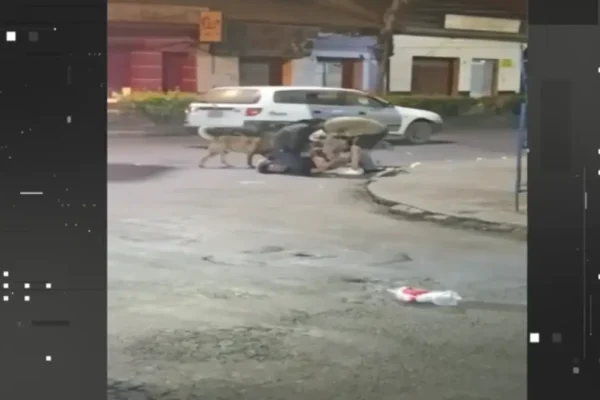 Cochabamba: Víctima es golpeada en plena avenida, taxis y peatones pasan sin ayudar