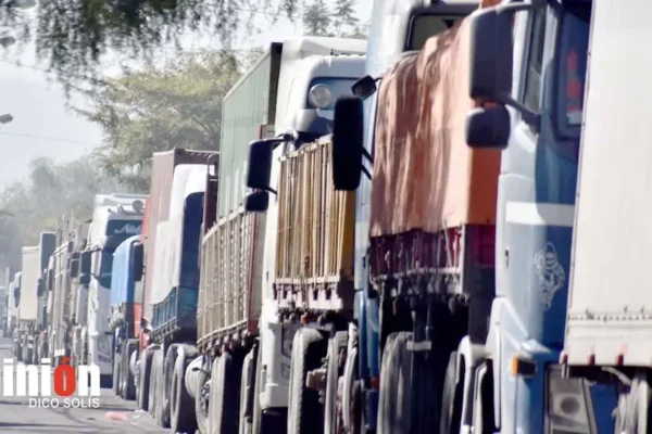 Camiones varados hasta tres días por falta de diésel en el eje central