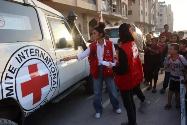 Horror en Gaza: acusan a Israel de devolver cuerpos torturados mientras reabre el paso de Kerem Shalom