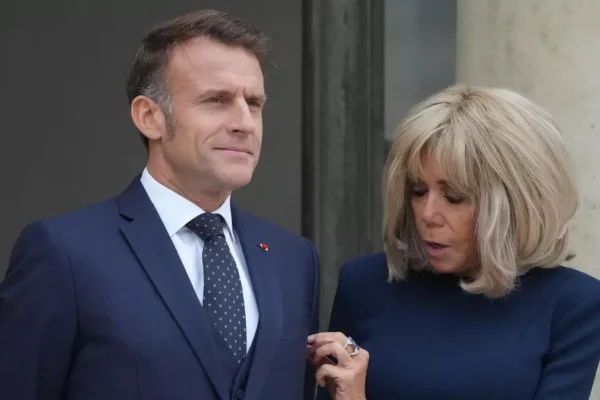 Francia: diez personas serán juzgadas por acoso en redes contra Brigitte Macron