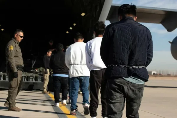 EE.UU. extradita a Chile a cinco peligrosos delincuentes venezolanos del Tren de Aragua