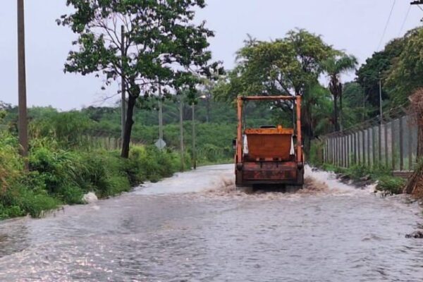 Hallan sin vida al hombre que cayó a un canal de drenaje tras fuertes lluvias en Santa Cruz