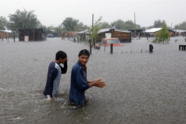 Rige alerta naranja por lluvias y crecidas de ríos en seis departamentos