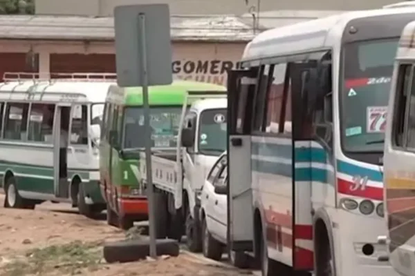“Un día trabajamos y otro estamos en la fila”, reclaman los choferes de micros por falta de diésel en Santa Cruz