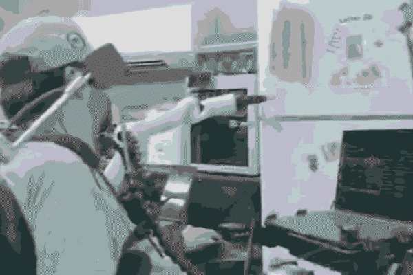 Neuralink permite a un paciente paralítico mover un brazo robótico solo con la mente