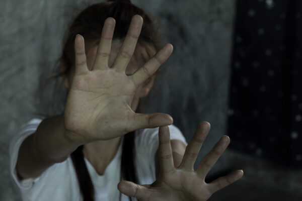 Pastor obligaba a sus hijas a ver como violaba a sus hermanas de 6 y 7 años