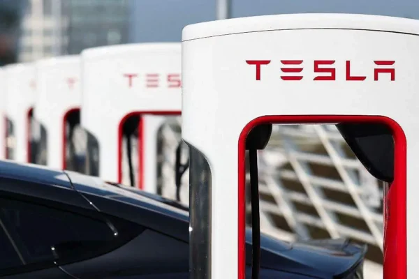 Tesla enfrenta caída global de ventas por altos precios, competencia y polémicas de Musk